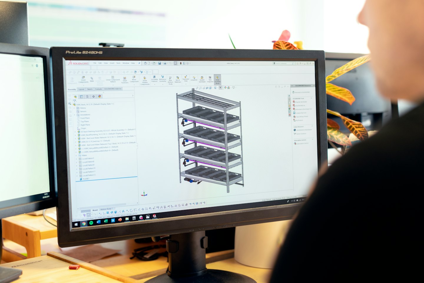 Diseñador trabajando en un modelo 3D de estanterías para granjas verticales.